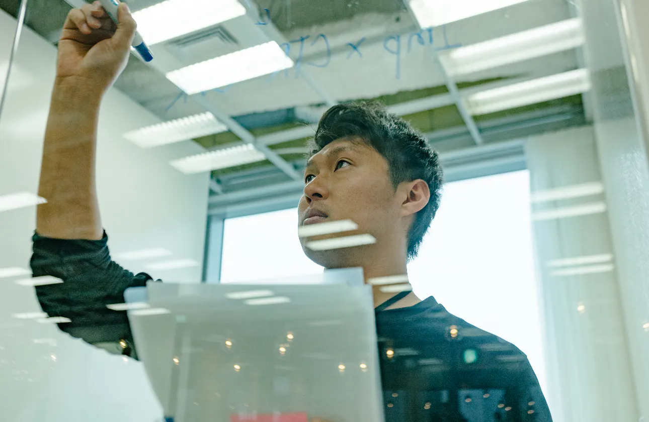 見えないものを可視化する。 事業成長を実装する。