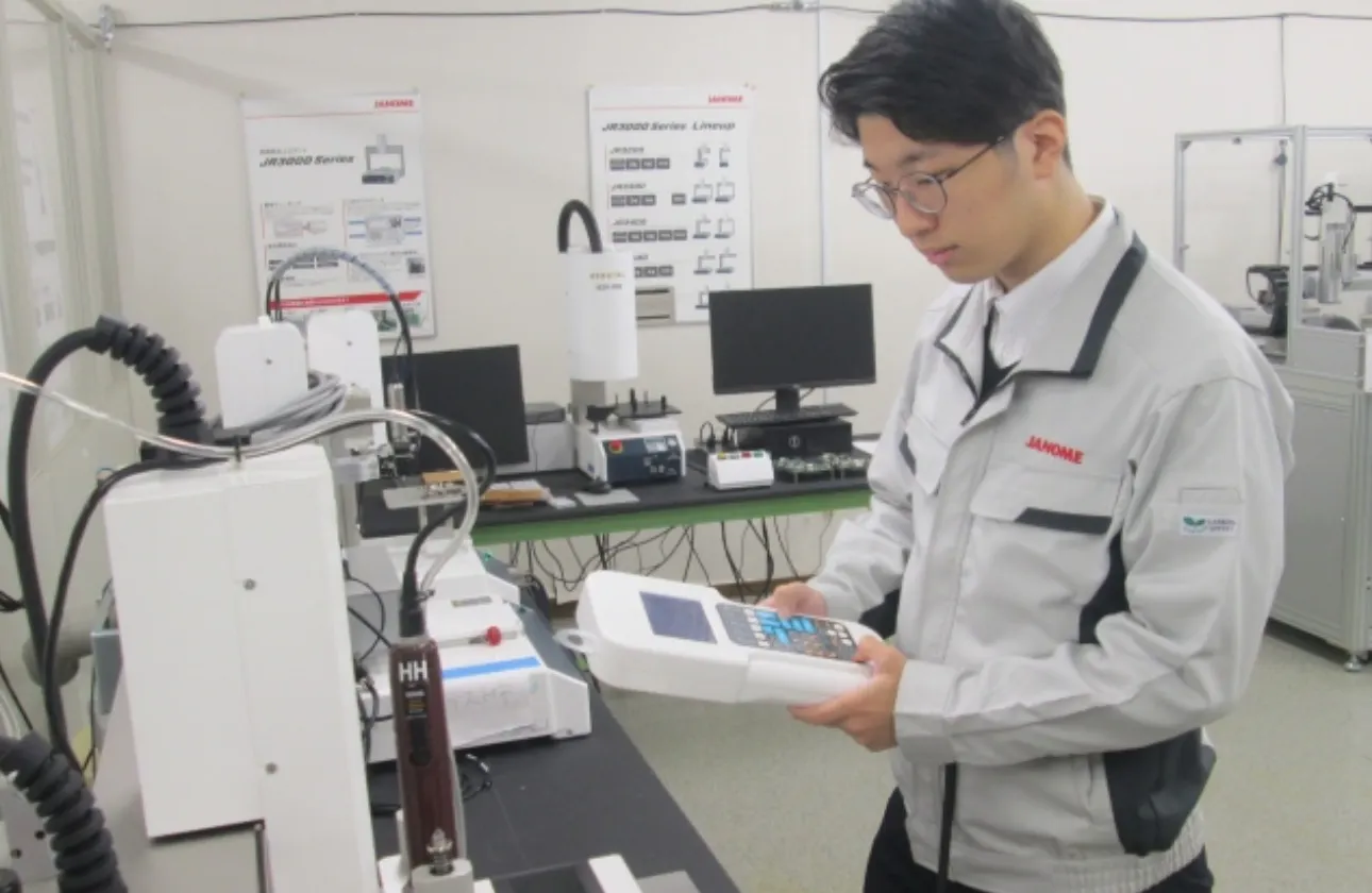 ミシン開発で培った技術力を活かして、産業機器のフィールドでも活躍している。高精度で操作が簡単な卓上ロボットは、主力製品の1つだ。