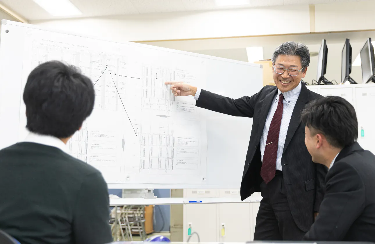 専門用語や施工図の作成などの建築知識は、入社後2ヶ月間の初期研修に加え、現場配属後も週1回の研修で一から学べるのでご安心ください。