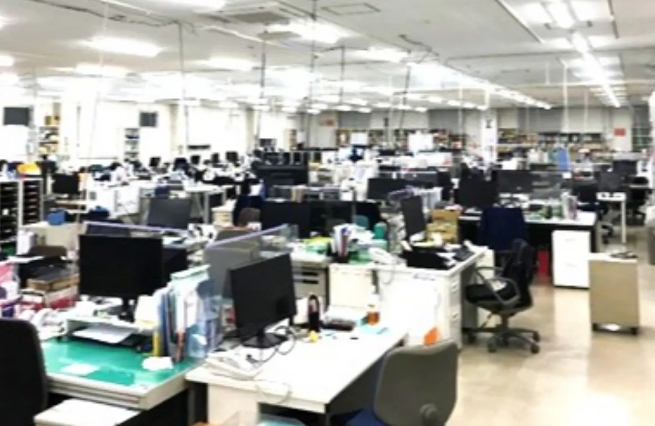 全チームが「川崎自社ビルの同一フロア」に就業する協調環境。わからないことを、すぐ相談できます。