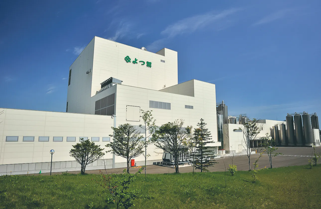 よつ葉乳業では北海道産生乳の約20%を受け入れています。
当社のメイン工場、十勝主管工場は日本最大規模の乳製品工場です。