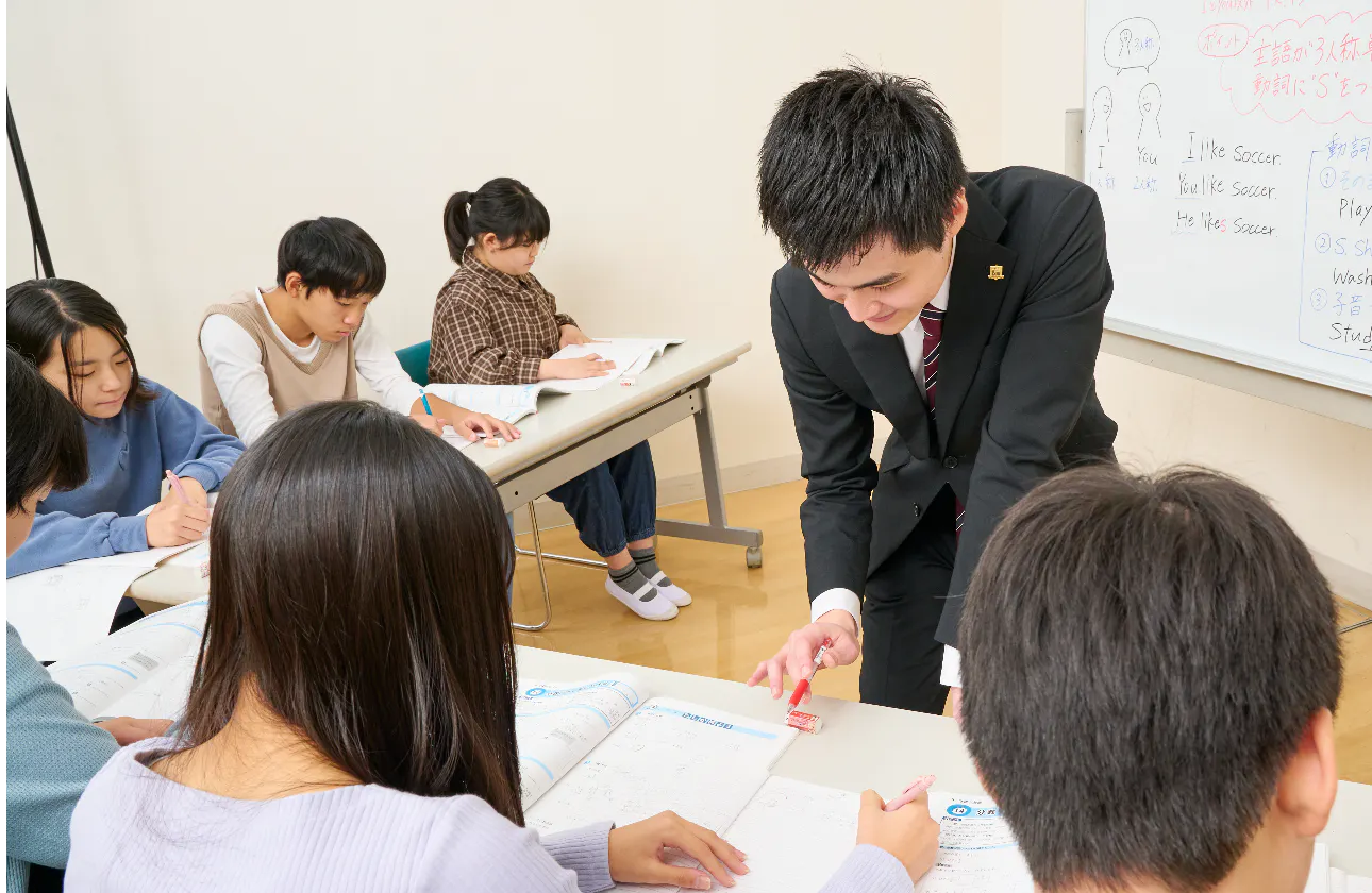 6名という人数とL字型の机配置だからこそ、生徒1人ひとりの表情や進捗を見ながら指導が可能です!