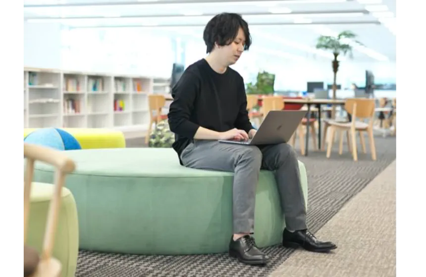 本社の社員執務エリアの中心にあるコラボレーションエリアです。
リラックスして仕事・コミュニケーションできる環境が用意されています。