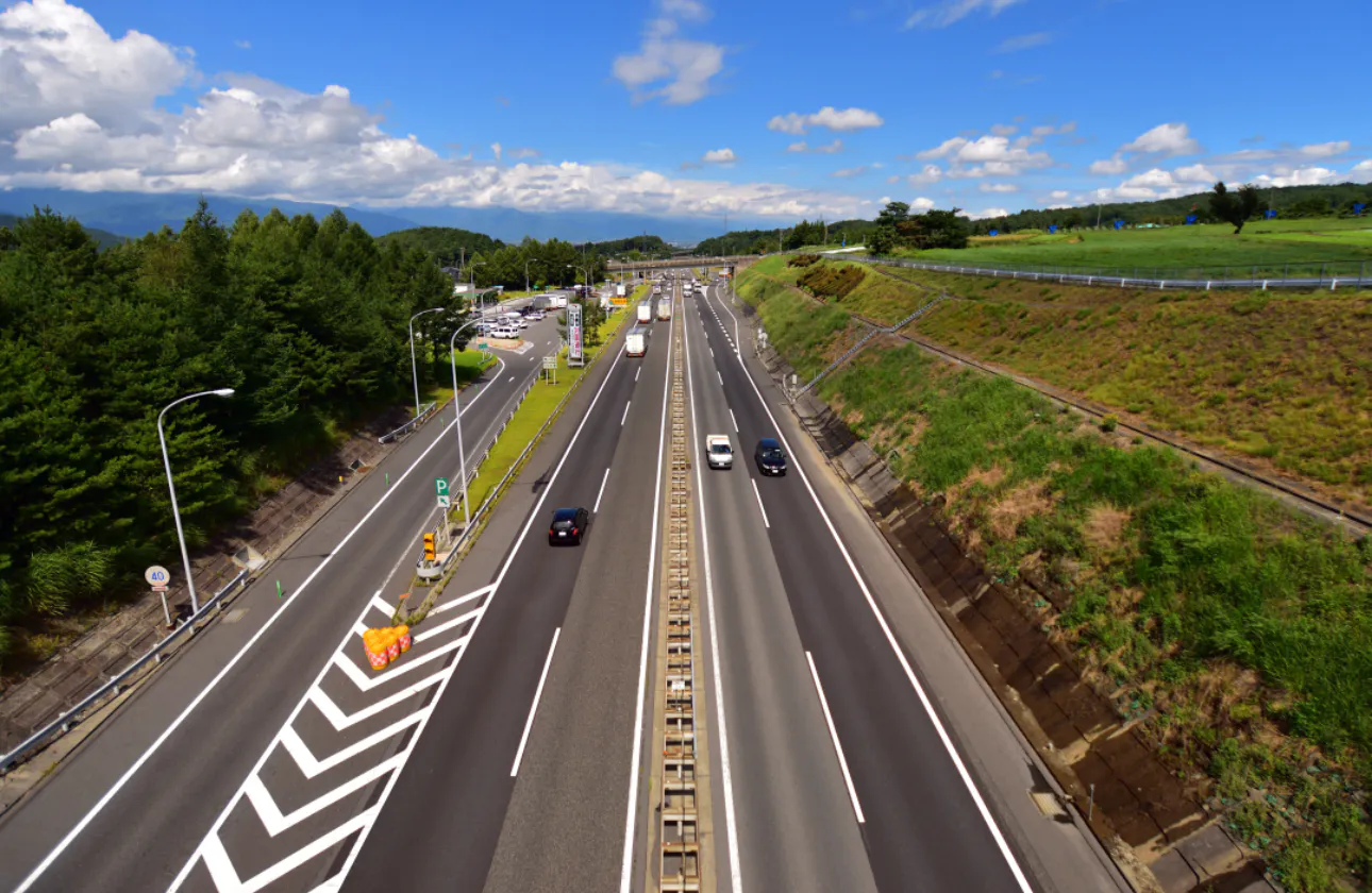 高速道路やサービスエリアの安全・快適な環境を維持するため、「お招きとおもてなしの心」を大切に、魅力ある地域社会の発展に貢献しています。