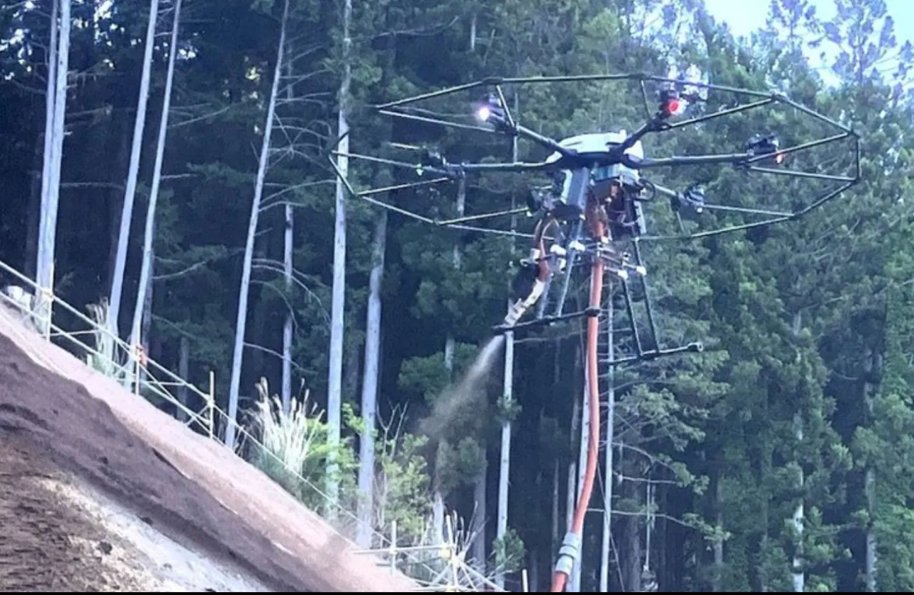世界初の大型有線給電ドローンによる法面緑化工法を現場導入！
