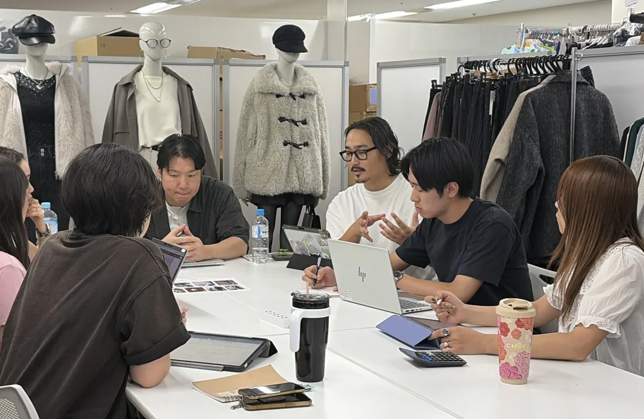 タキヒヨーの強みは「総合力」
フルアイテムの企画・生産が可能。
部署を超えてフルコーディネートのご提案の企画をしています。