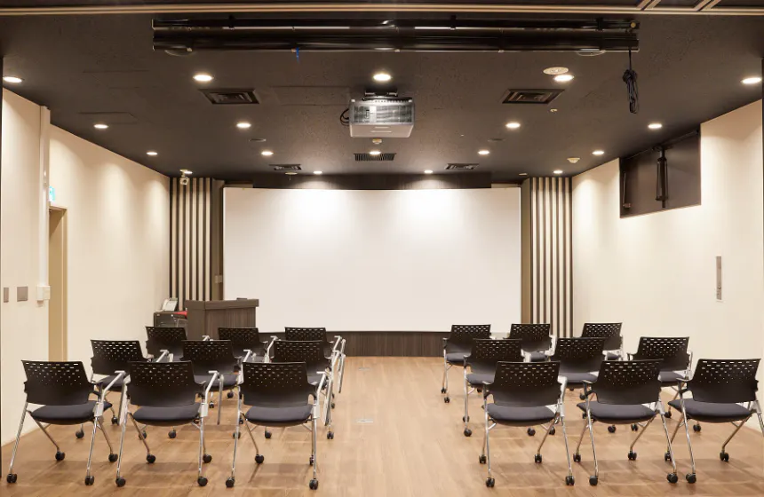 100名近く入るショールームスペースがあります。
勉強会や会社説明会、社内表彰、デジタル展示会等のイベント時に使用しています。
