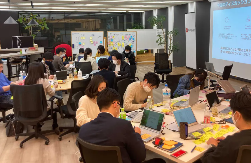 全社でWSなどを行い、組織の未来について考えます。新卒のうちから、全社の経営的な視点を持って、企業の方向性を決めるプロセスに関与できます。