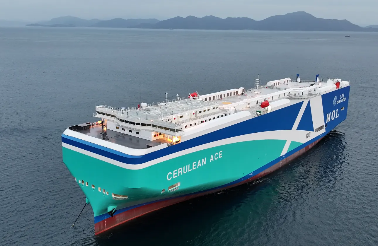 LNGを主燃料とする自動車船「CERULEAN ACE」です。従来の燃料油と比較して環境負荷が低く、二酸化炭素等の排出を削減できます。