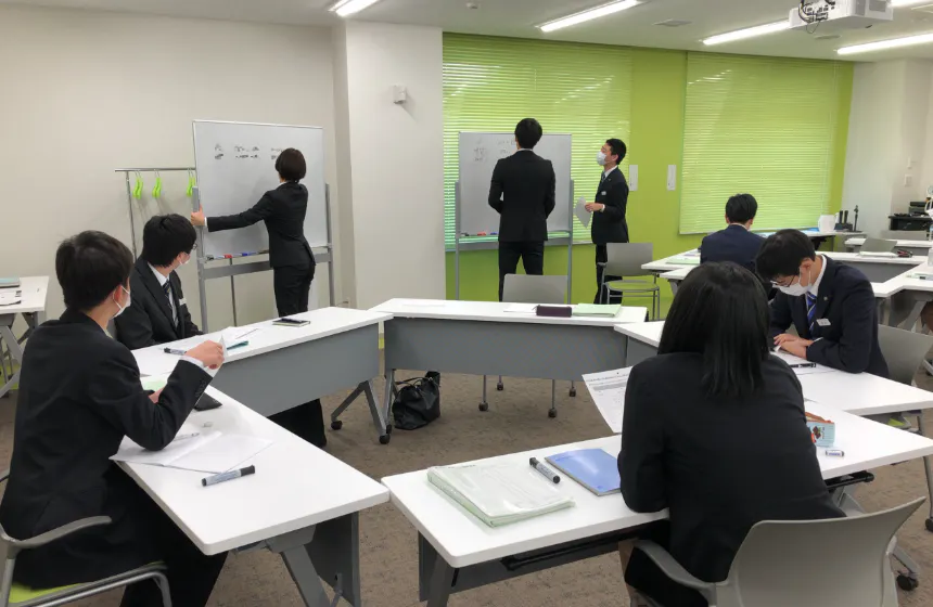 当社では入社後の導入研修をはじめ、テーマ別、階層別、職種別の専門研修など、様々実施しています。(※写真は新入社員集合研修の様子)