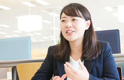 本気で挑戦することを大切にしている明電舎では、
入社2年目でも大型プロジェクトを任せられることもあります。