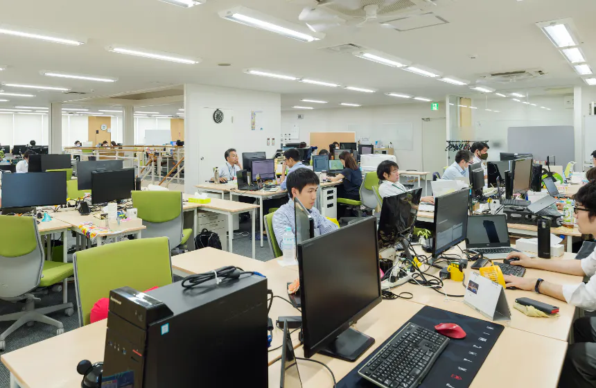 壁をなくした開放的な開発フロア