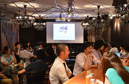 無料でお酒が飲み放題の社内バーがある一風変わったオフィスと「仲間と事を成す」文化
