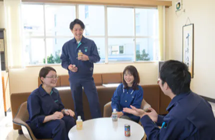 弊社の娯楽室で社員が談笑する様子です。