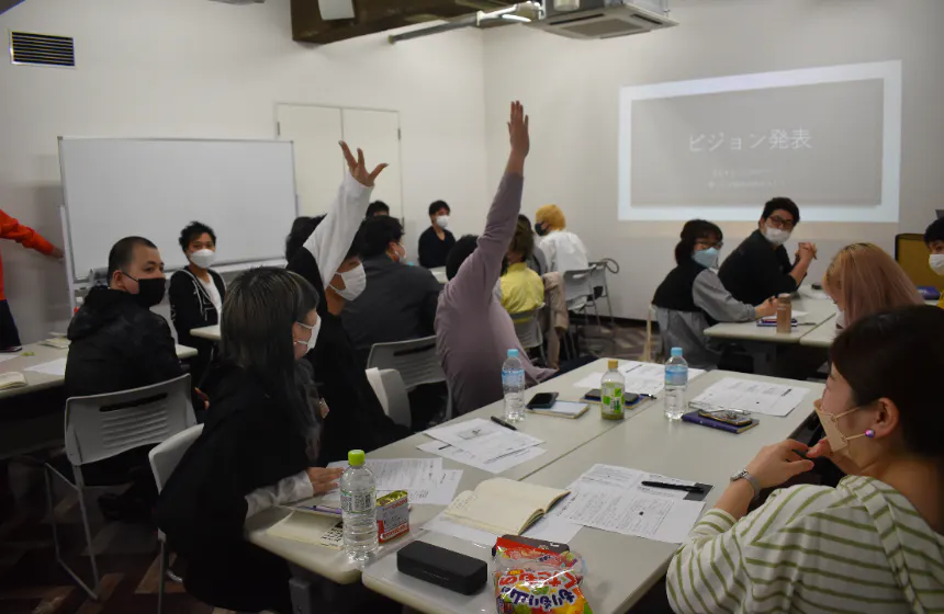 月に一度一般社員が参加するイベントです。別の店舗で働いている仲間と店舗の悩みを相談したり、ワークを通して理念について考え理解を深めています