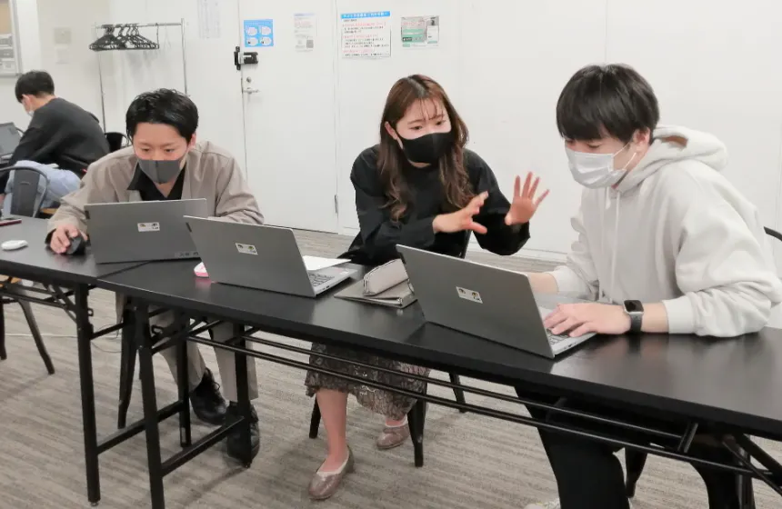 ■当社の魅力/【基本的なマナーから理論まで幅広く体得できる新卒研修と自己啓発支援制度】