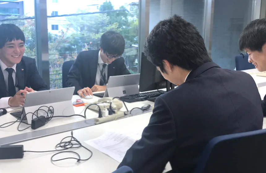 20代の社員も多く、和気あいあいとした雰囲気です。皆で協力しながら営業活動をしています。