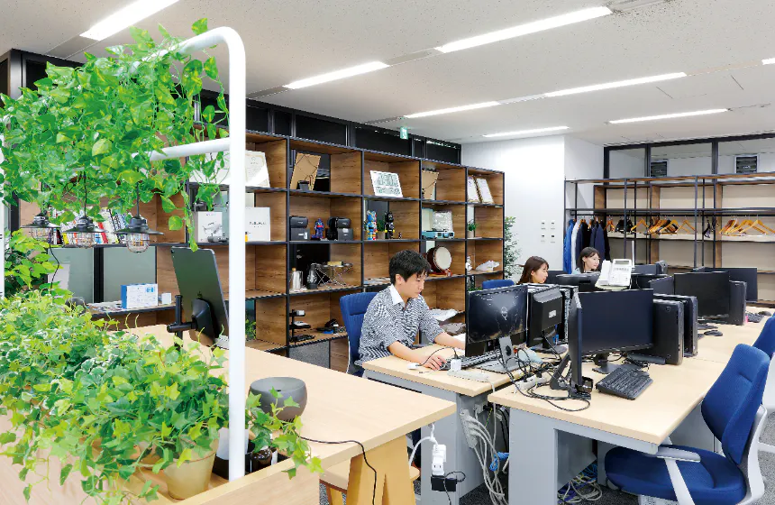 HARPのオフィス風景です。
各部署が同じフロアで働いており、社員ごとの席に衝立もないので、コミュニケーションが取りやすい環境です。