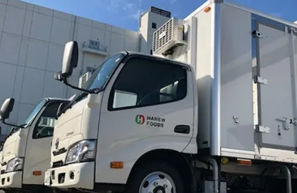 トラックにてお客様の元に食肉をお届けします。