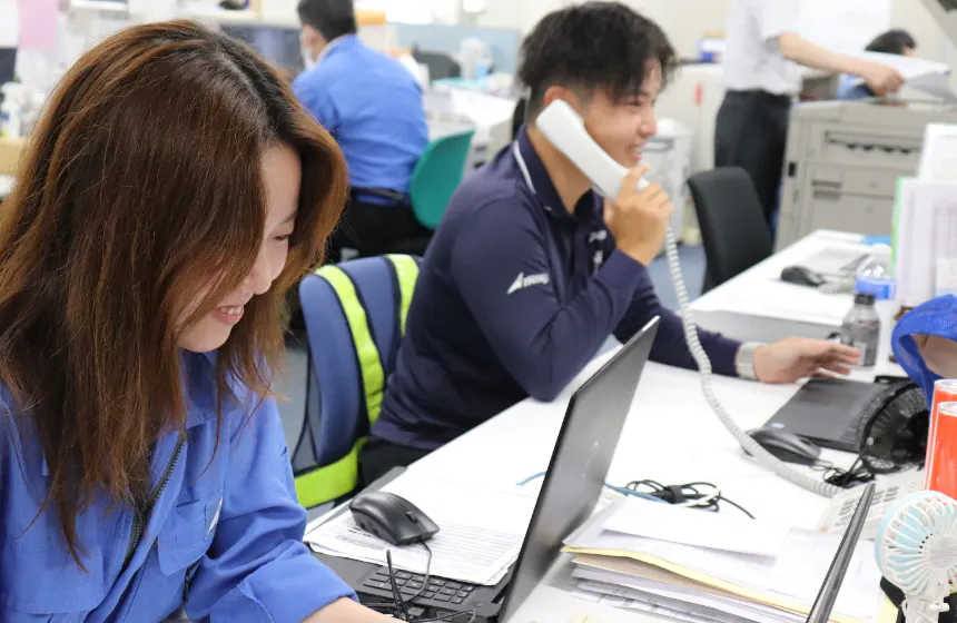 パソコン業務や電話対応・社内の人とのMTGが多いです。
バックヤードで”人を支えたい”という方はうってつけのお仕事です。