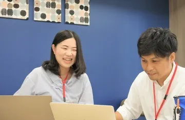 「面白いと思ったことは何でもやってみよう！」「挑戦をしないことが失敗」という考えがトップはもちろん、社員全員の共通認識です。当社では新人だろうとベテランだろうと関係なく、活発な意見交換が常に行われています。だからこそ、大切なのは誰に対しても物怖じせずに意見やアイデアを出せる積極性です。全員が意見を出し合い、企画やアイデアをブラッシュアップしよりよいものを生み出していきます。そのような環境だから、社員の成長が早い！20代、30代の若手が活躍中です！！
