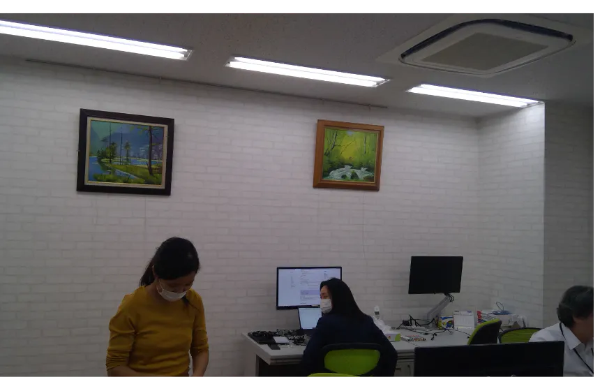 和気あいあいとする場面もありますが、仕事となると社員みな真剣にパソコンに向かっています。どちらかといえば、静かで集中できる環境です。