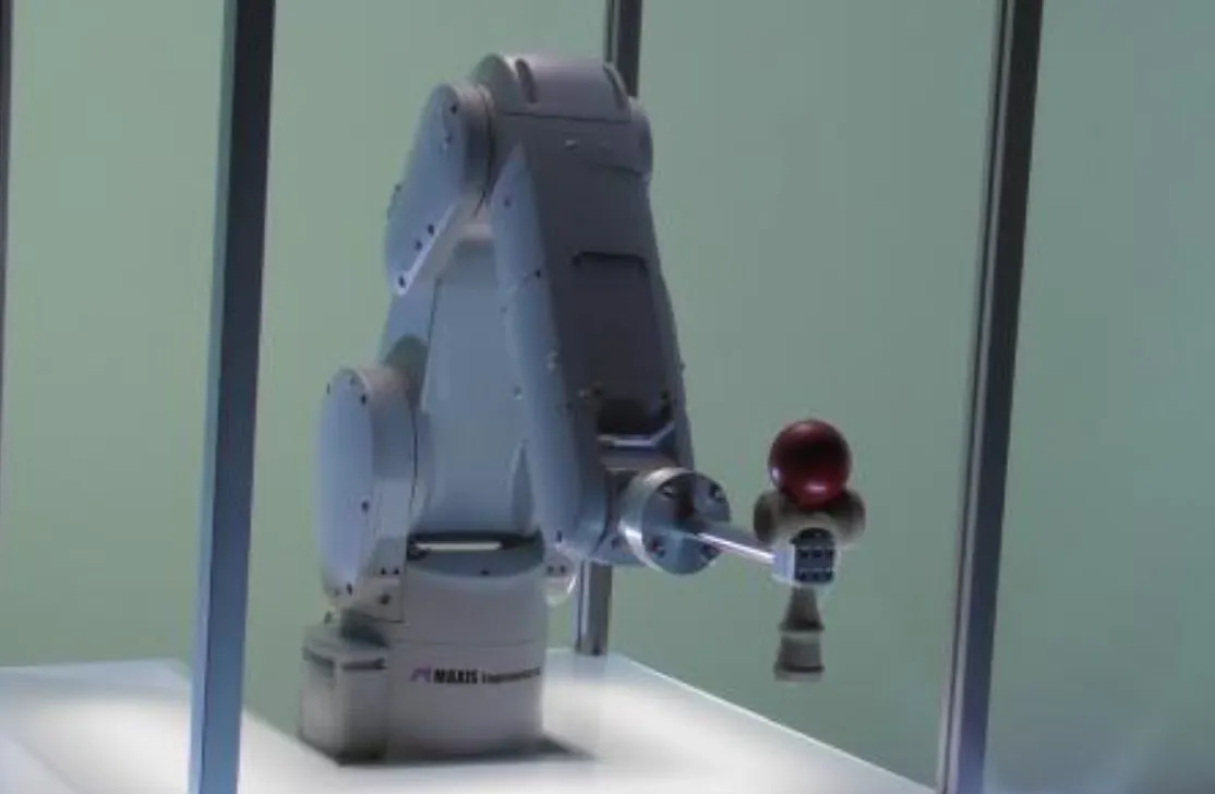 「人間にできない技をロボットが実現したら面白いんじゃないか?」そんな遊び心から生まれた「けん玉ロボット」