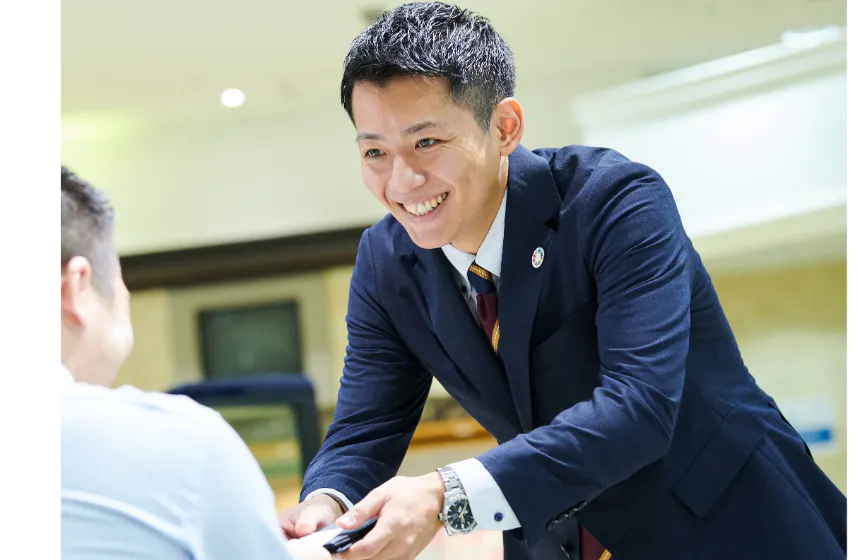 車を販売する仕事ですが、それ以上に大切なのが販売後のフォロー。いつまでも快適にお乗りいただくために、定期的に点検・整備をご案内します。