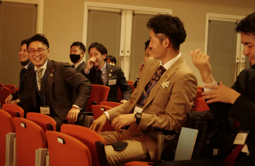 私たちの会社には様々な個性を持った人が集まっています。
いつも楽しく時には厳しく。
全国最高峰を目指して成長できる環境がここにあります。