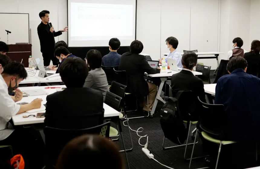 1カ月に一度の開催で、代表の毛内が直接学びを与えてくれます!!
社長との距離が近いところも魅力の一つです!!