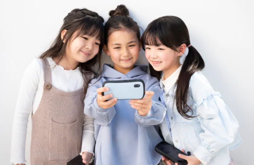 子どもの防犯に特化したキッズスマホ「Hamic MIELS(はみっく ミエルス)」を開発