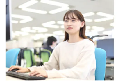 基本情報技術者の資格取得をめざす内定者研修のほか、3カ月間の新人研修を用意。プログラミング未経験からでも、安心してキャリアをスタートできる環境が整っている。