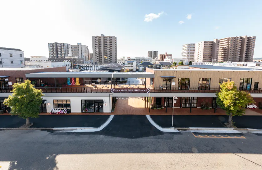 グループ企業と地元の企画会社で作り上げた問屋町テラス。天満屋は、グループ、そして地域でシナジーを発揮しながら、街の発展に寄与しています。