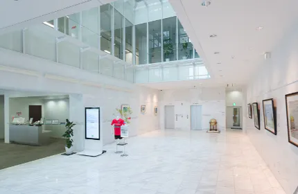 大理石を使ったエントランスには、西川一平前会長の絵画が掛けられ、来客者へひとときの安らぎを感じていただく空間となっております。