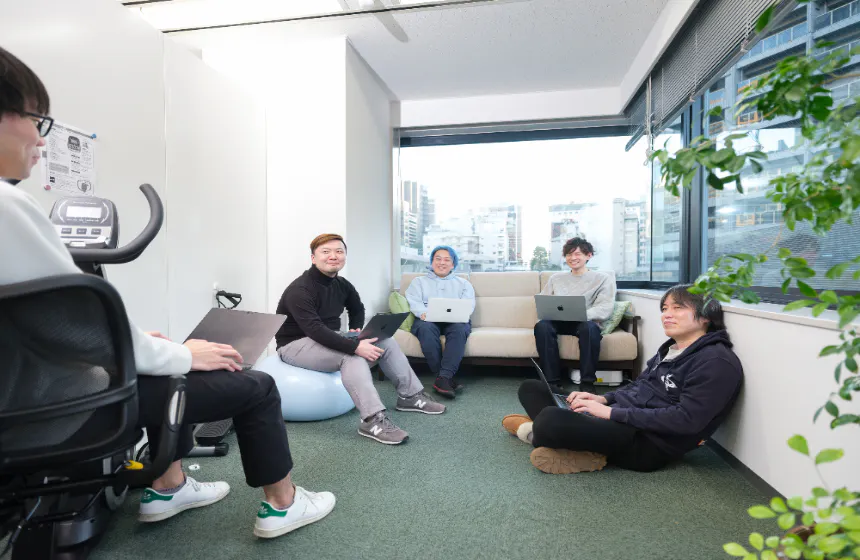 出社した際は、リラックスした環境で社員同士のコミュニケーションが取れるよう工夫をしています。