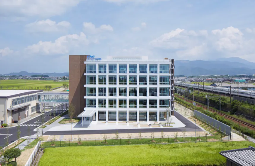 滋賀県甲良町にある本社社屋です。
2014年に建て替えた際には、日経ニューオフィス賞を受賞しています。