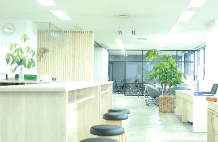 他チームの社員とも交流を持てる仕組みを採用。社長・役員も同じフロアで仕事をしているため、気軽にコミュニケーションを取れるオープンな環境。