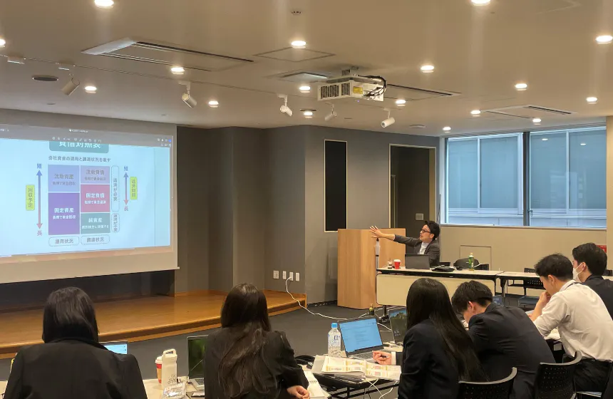 新人研修では、ビジネスマナーに始まりブランディング知識まで習得可能。若手社員には毎年のキャリア研修や、成長支援のための社内制度も多数あり。