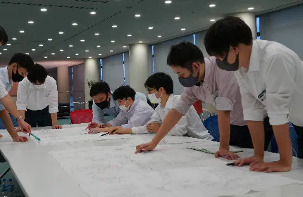 職種問わず、座学研修とOJTを合わせて、約1年間の新人研修を実施しております。配属後も定期的に研修を行い、スキルアップをサポートします。