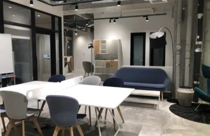 埼玉浦和駅徒歩5分程度の場所に本社と本社別館があります。
本社別館は新築のオフィスです。
