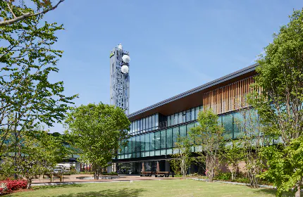 静岡県の景観賞「最優秀賞」を受賞!
「森の中のメディアステーション」というコンセプトに基づき樹木を活かし、美しい景観を形成しています。