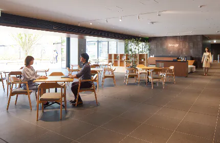 ランチの時間帯はオープンテラスで社食が食べられるほか、ゆったりとした雰囲気の中で機能的にワーク、ミーティングができる空間です。