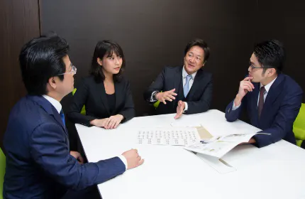 新プロジェクトのミーティング風景です。若手も参加しております。新たな事業戦略について、ああだこうだと盛り上がっておりますね(笑)