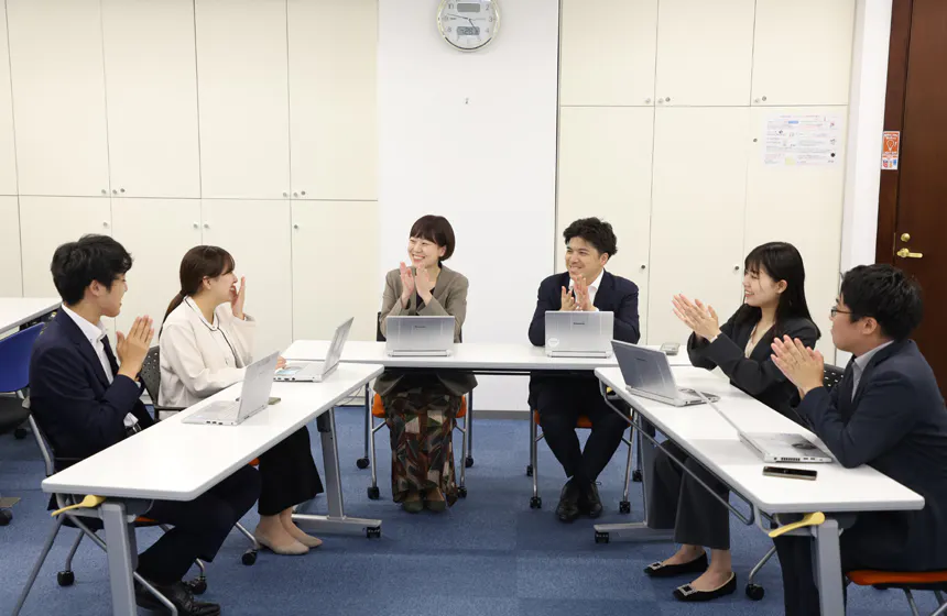仲間とのつながりを大事にする、拍手と握手の文化が根付いた会社です。