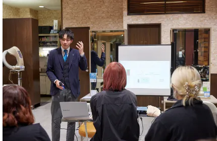 美容サロンのスタッフ様に向けて、講習を行い、美容師様のスキルアップをお手伝いしたりします。