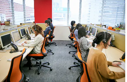 私たちTMJの中核を担うBPOはコンタクトセンターです。
社員は、センター管理者(SV)として業務改善や効率化を企画・運用します。