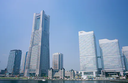 本社は横浜ランドマークタワーにあります。駅からのアクセスも良く、通勤にも便利です。