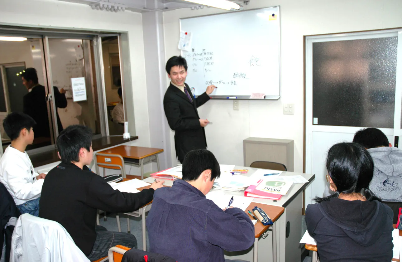 講師1人に対して最大6名の生徒を受け持ちます。
また、学校の教科書に準拠したテキストを使って授業を進めていきます。