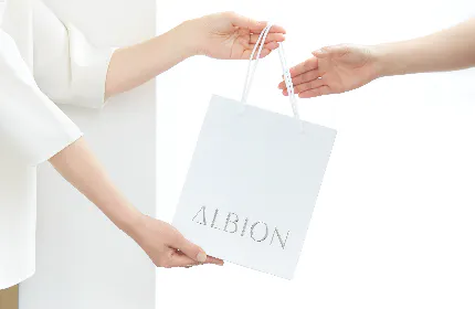高級化粧品の対面販売にこだわり、流通チャネルを限定