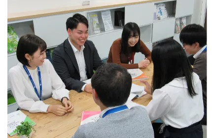 堅苦しい会議というより、ざっくばらんに意見を出し合いながら、より良いものを目指しています。